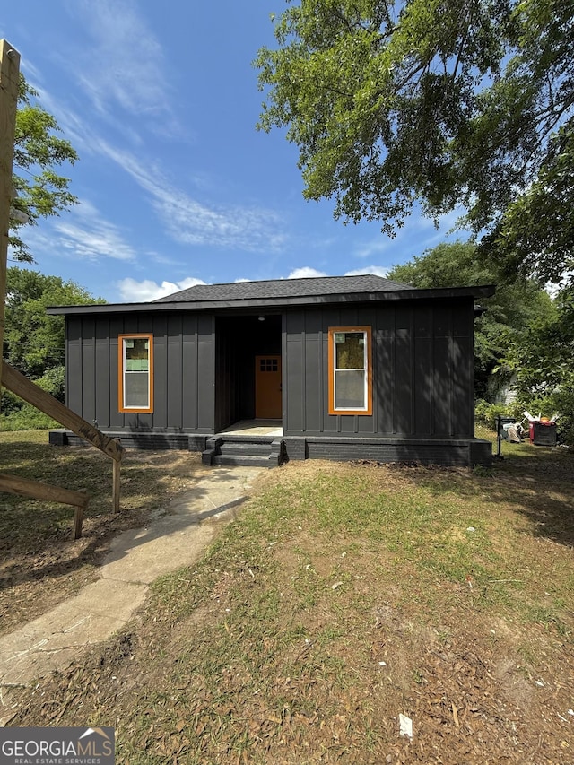 808 Center St, Macon, GA 31217 - view of front facade featuring board and batten siding and a front lawn