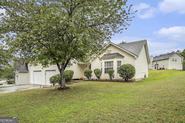 436 Berkshire Pl, Fairburn, GA 30213 - view of front facade with driveway, a front lawn, and a shingled roof