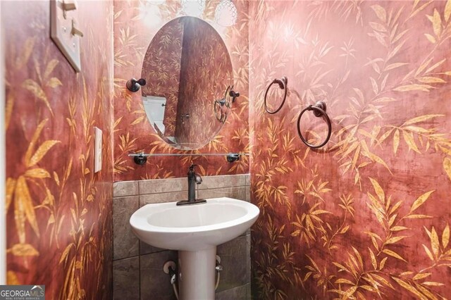1350 Overlook Cv SE, Smyrna, GA 30080 - half bathroom featuring a sink and wallpapered walls