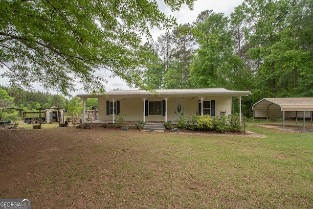 view of front facade featuring a porch, an outdoor structure, a front yard, and a carport