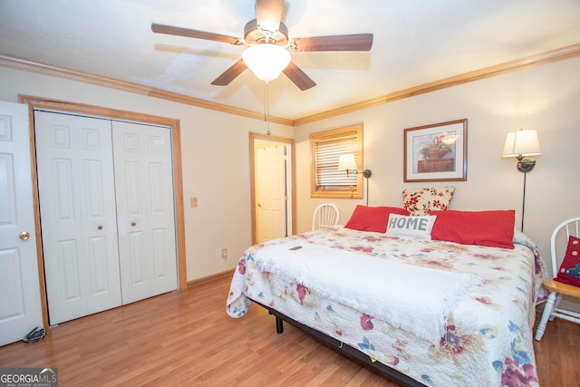 bedroom featuring crown molding, light wood finished floors, ceiling fan, and a closet