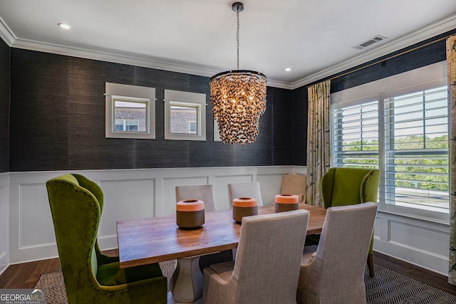 dining room featuring visible vents, ornamental molding, an inviting chandelier, and a wealth of natural light