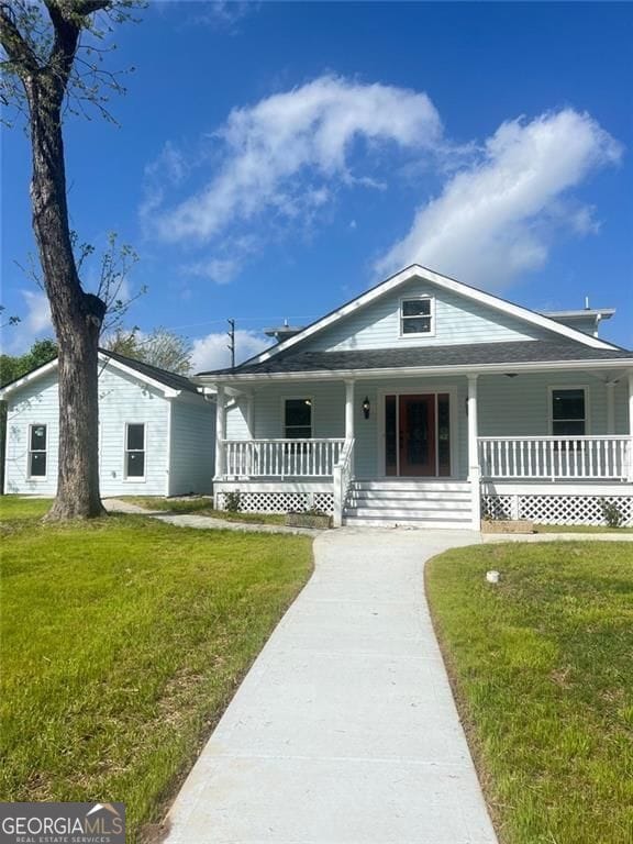 view of front facade with a porch and a front lawn