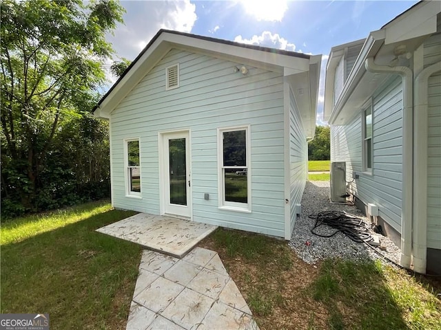 back of house featuring a lawn