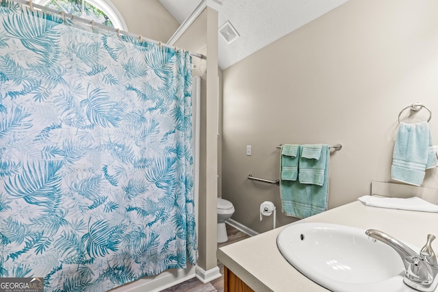 full bath with visible vents, lofted ceiling, toilet, and a shower with curtain