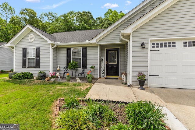 view of front facade featuring a garage, driveway, and a front lawn