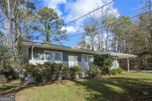 single story home featuring brick siding and a front yard