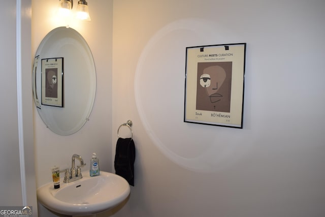 bathroom featuring a sink