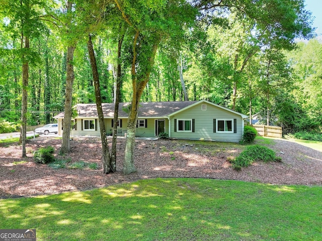 single story home with a front lawn