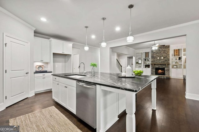 kitchen featuring a sink, crown molding, an island with sink, and dishwasher
