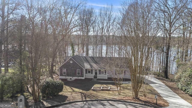 view of front of property featuring driveway