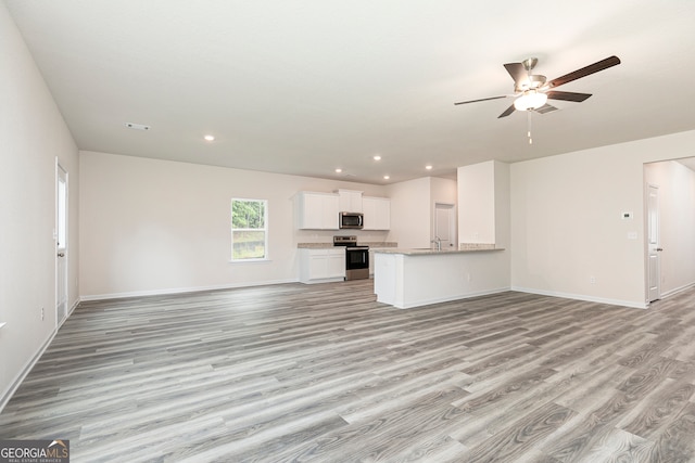 unfurnished living room featuring light wood-style floors, recessed lighting, baseboards, and ceiling fan
