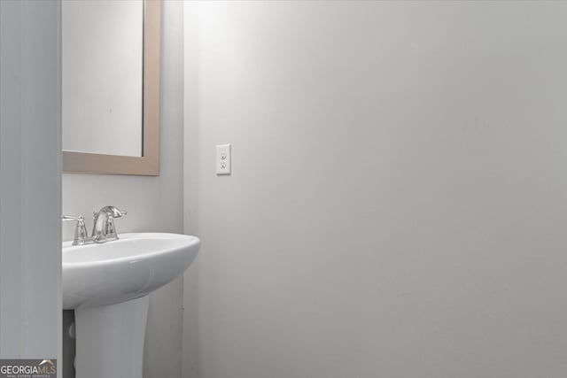bathroom featuring a sink
