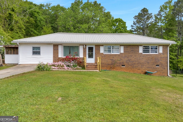 415 Scenic Dr, Toccoa, GA 30577 - single story home featuring entry steps, metal roof, and a front yard