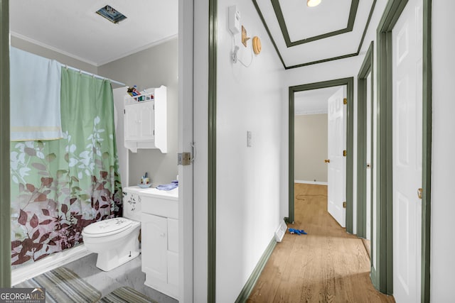 415 Scenic Dr, Toccoa, GA 30577 - full bathroom featuring crown molding, curtained shower, wood finished floors, baseboards, and toilet