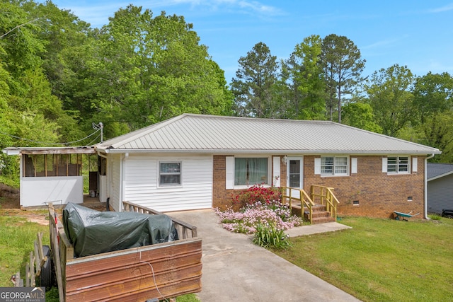 415 Scenic Dr, Toccoa, GA 30577 - ranch-style home with a front yard, brick siding, crawl space, and a metal roof