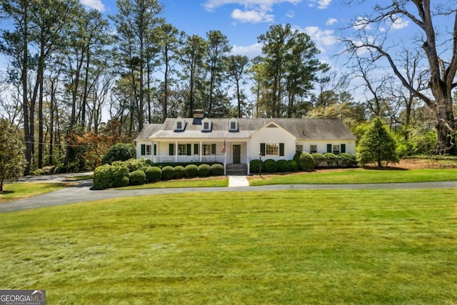view of front of property featuring a front lawn and driveway