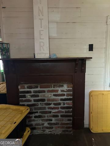 803 S Jefferson St, Dublin, GA 31021 - detailed view of wooden walls