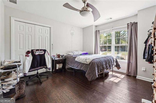 bedroom featuring a closet, a ceiling fan, dark wood-style flooring, and visible vents