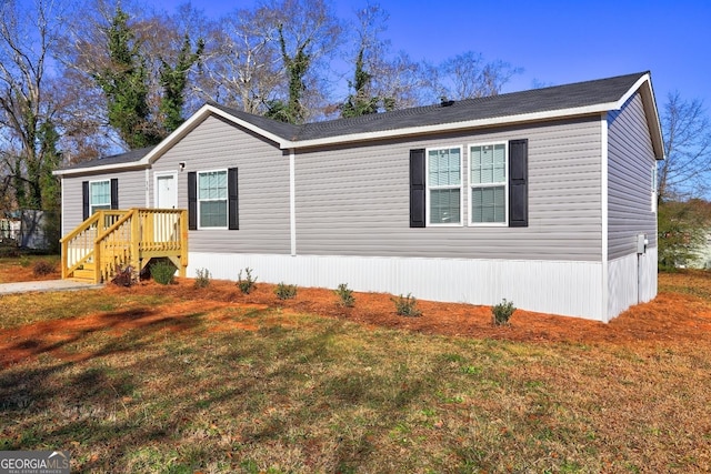 manufactured / mobile home featuring a front yard