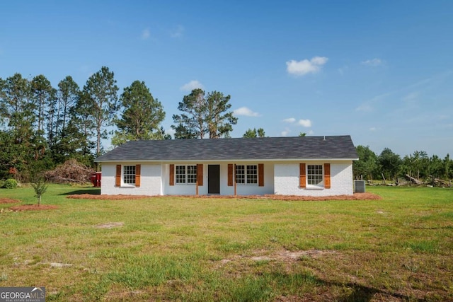 ranch-style home featuring brick siding and a front yard
