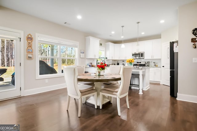 dining area featuring recessed lighting, baseboards, and dark wood-style floors