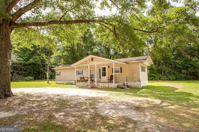 view of front of house with covered porch and a front lawn