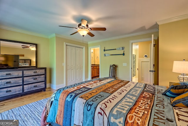 bedroom with a closet, ornamental molding, ceiling fan, and wood finished floors