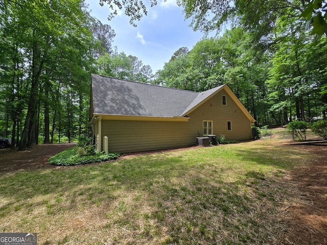 5755 Hendrix Rd, Cumming, GA 30040 - view of side of home featuring roof with shingles, cooling unit, and a yard