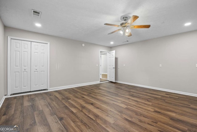 empty room with baseboards, a ceiling fan, wood finished floors, and recessed lighting