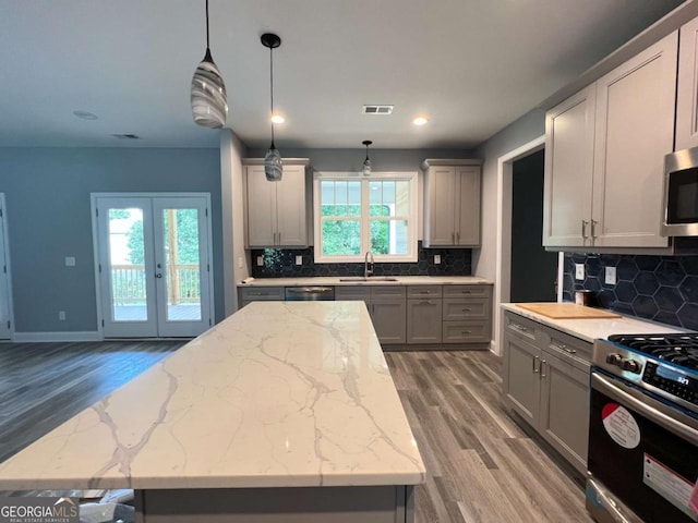 154 Pope Paul Path, Dallas, GA 30132 - kitchen featuring gray cabinetry, a sink, appliances with stainless steel finishes, wood finished floors, and recessed lighting