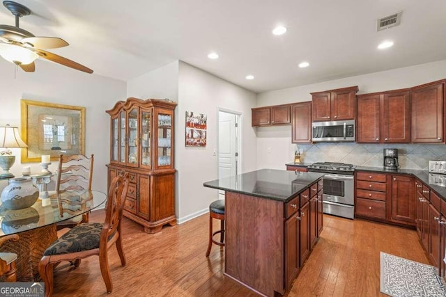6408 Autumn Crest Ln, Hoschton, GA 30548 - kitchen with stainless steel appliances, a ceiling fan, light wood-style floors, backsplash, and recessed lighting