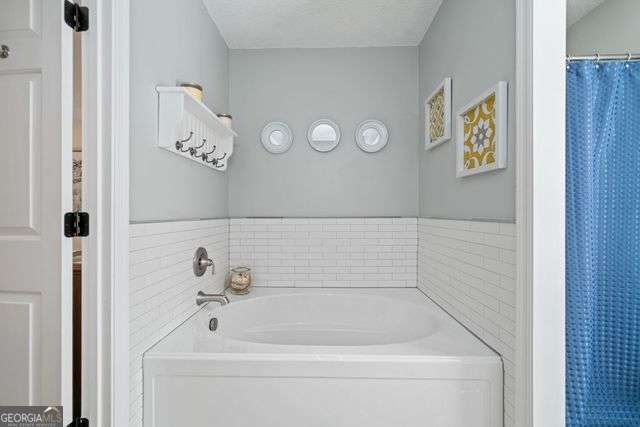 3376 Hickory Ln, Powder Springs, GA 30127 - full bath featuring a garden tub