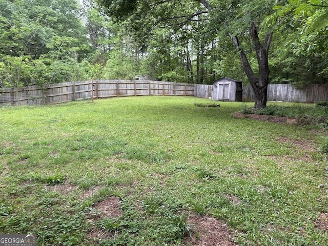 view of yard with a storage shed, an outdoor structure, and a fenced backyard