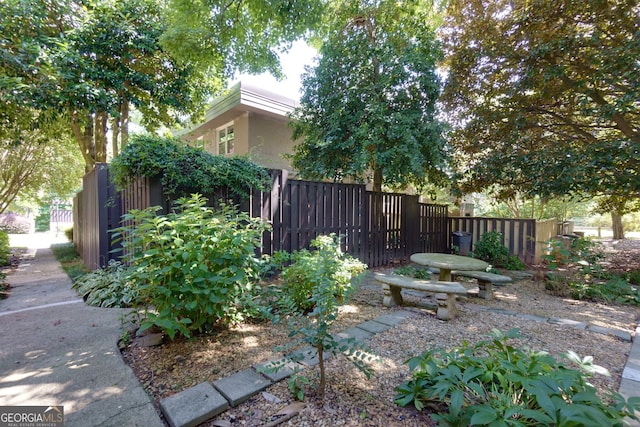 301 Lakemoore Dr NE Unit B, Atlanta, GA 30342 - view of yard featuring fence