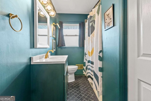 full bathroom featuring toilet, a shower with curtain, and vanity