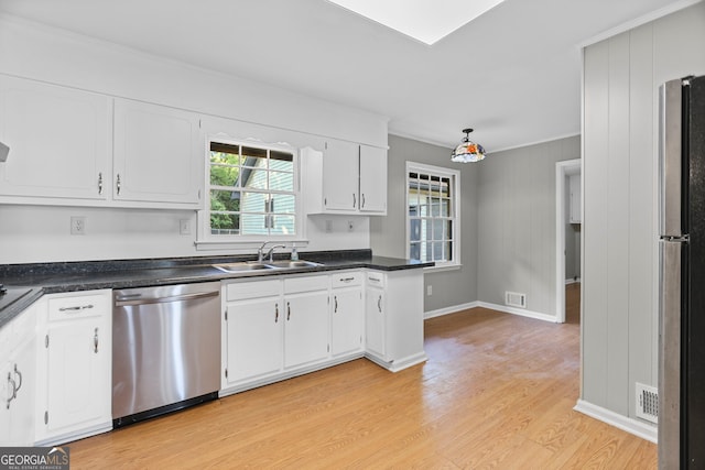 115 Linda Way, Fayetteville, GA 30215 - kitchen featuring visible vents, appliances with stainless steel finishes, light wood-type flooring, a sink, and white cabinetry