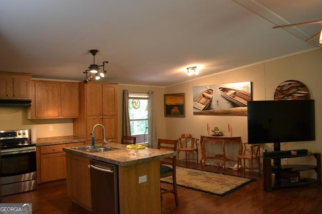 kitchen featuring a sink, crown molding, stainless steel appliances, and dark wood-type flooring