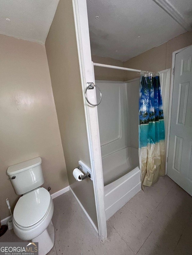 full bath with baseboards, shower / bathtub combination with curtain, and toilet