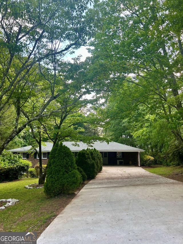 view of front of property with driveway