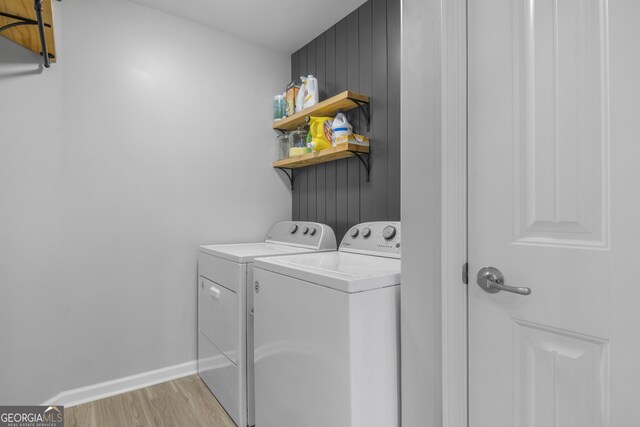 234 Lakepointe Dr, Savannah, GA 31407 - laundry area with independent washer and dryer, laundry area, baseboards, and light wood finished floors