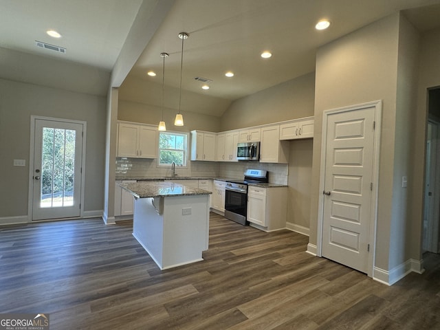 kitchen with visible vents, tasteful backsplash, a sink, stainless steel appliances, and white cabinetry