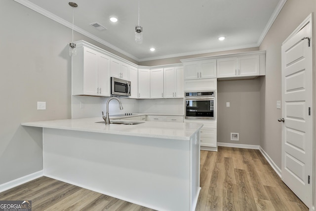 51 Camden Cir, Newnan, GA 30265 - kitchen featuring visible vents, appliances with stainless steel finishes, baseboards, a peninsula, and white cabinetry