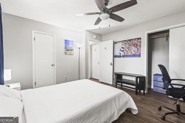 bedroom featuring a closet, a textured ceiling, a ceiling fan, and wood finished floors