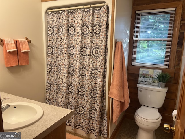 full bathroom featuring toilet, a shower with shower curtain, and vanity