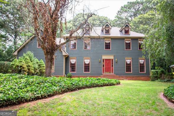 2646 Kinnett Dr SW, Lilburn, GA 30047 - colonial house with a front lawn