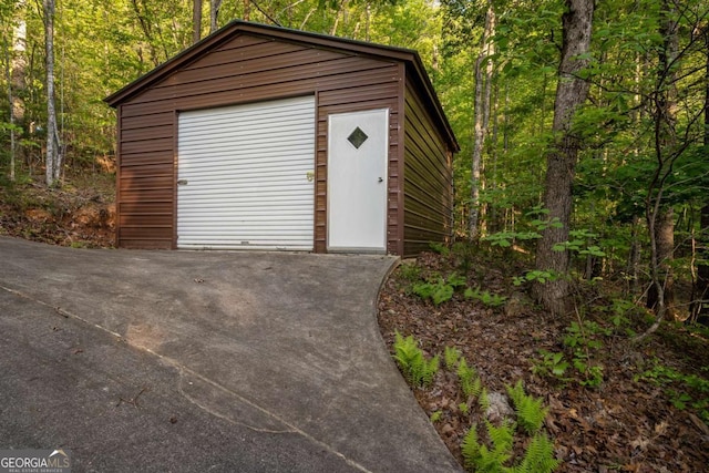433 Spruce Cir, Mineral Bluff, GA 30559 - detached garage with driveway and a forest view