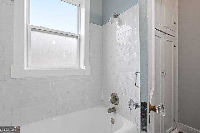 full bath with a healthy amount of sunlight and shower / bath combination