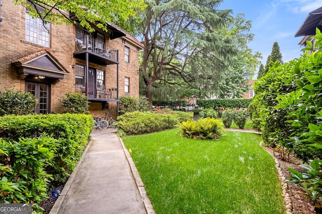 view of home's community featuring a lawn
