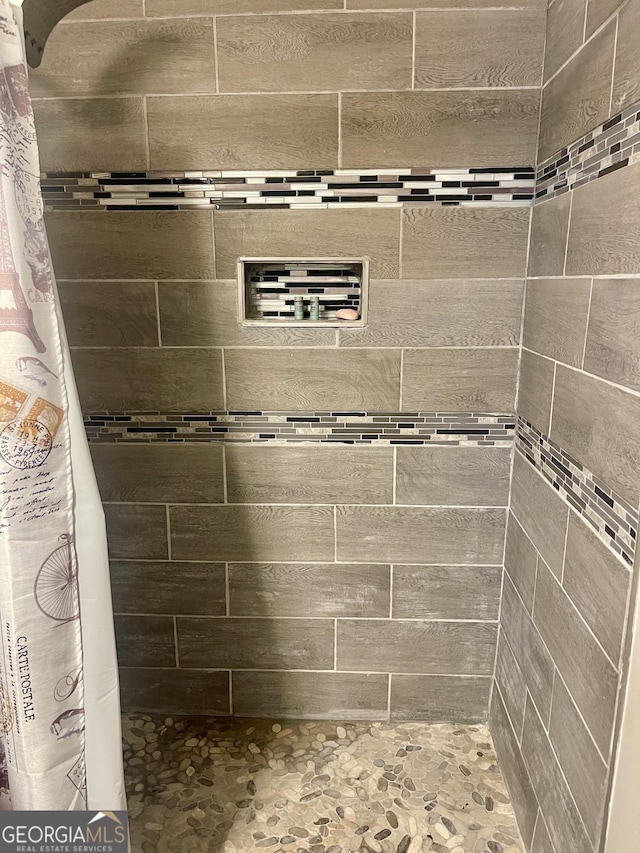 bathroom featuring a tile shower